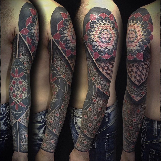 Two colors geometric game on sleeve