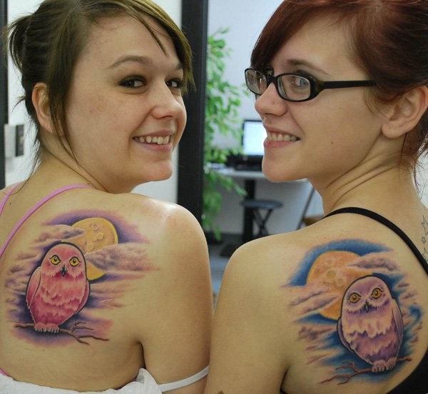 Big colored owls matched on shoulders