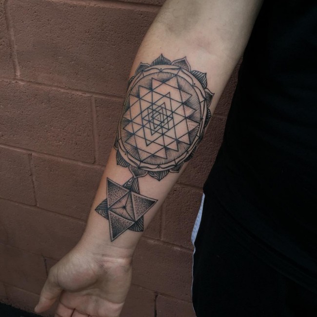 Big geometry tatoo in one color