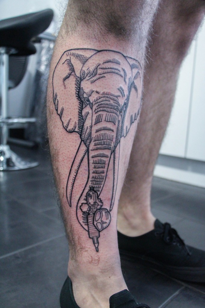 Elephant drawn on the leg in one color