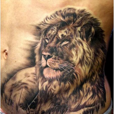 Full lion tatoo in gray on side