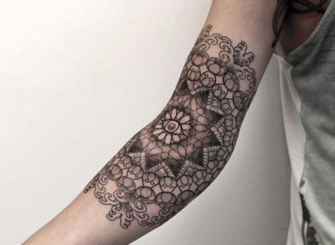 Geometry design on arm in one color