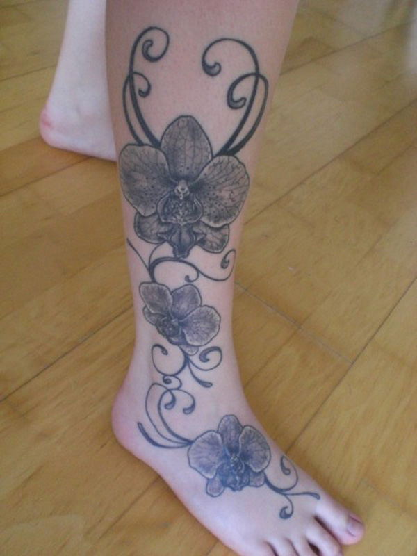 Gray coored flowers on leg