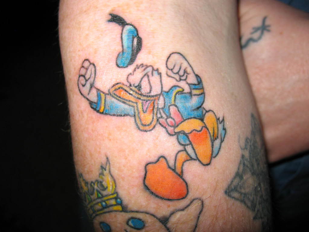 Mad donald duck cartoon on sholder