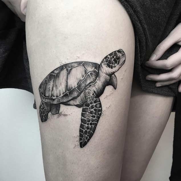 One color turtle on ladys leg