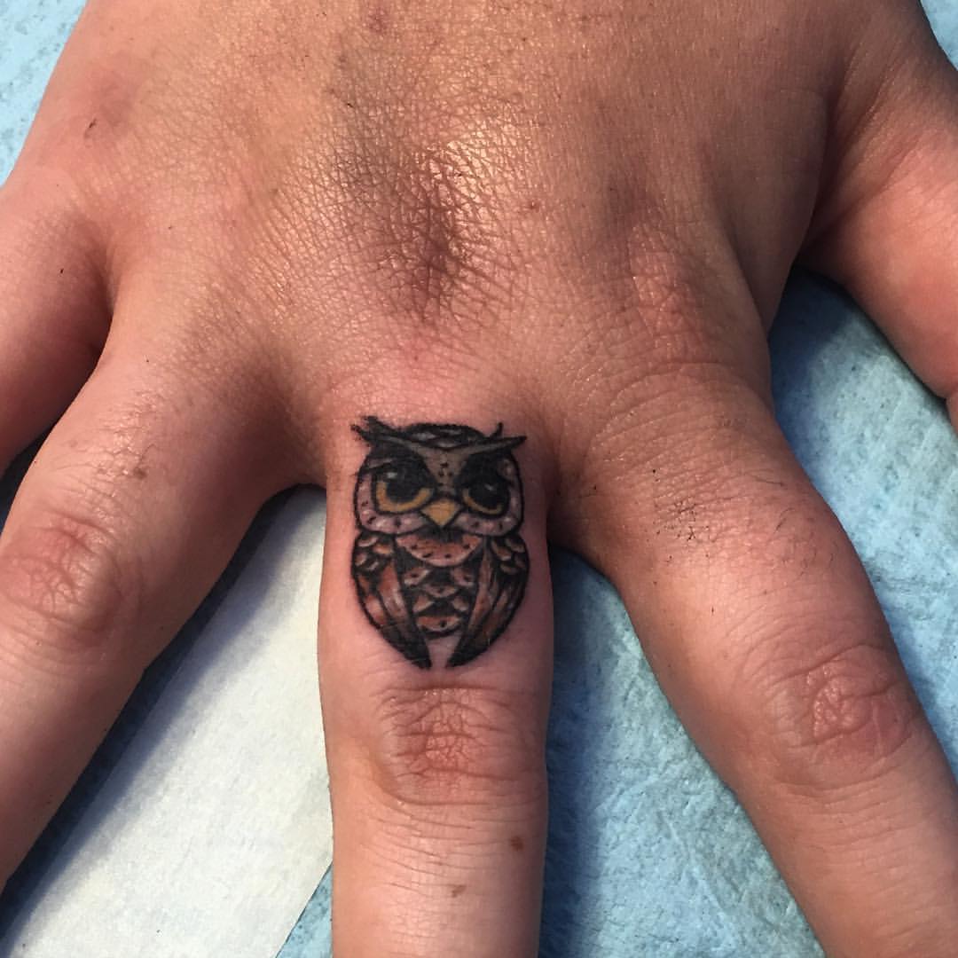 Owl on midle finger